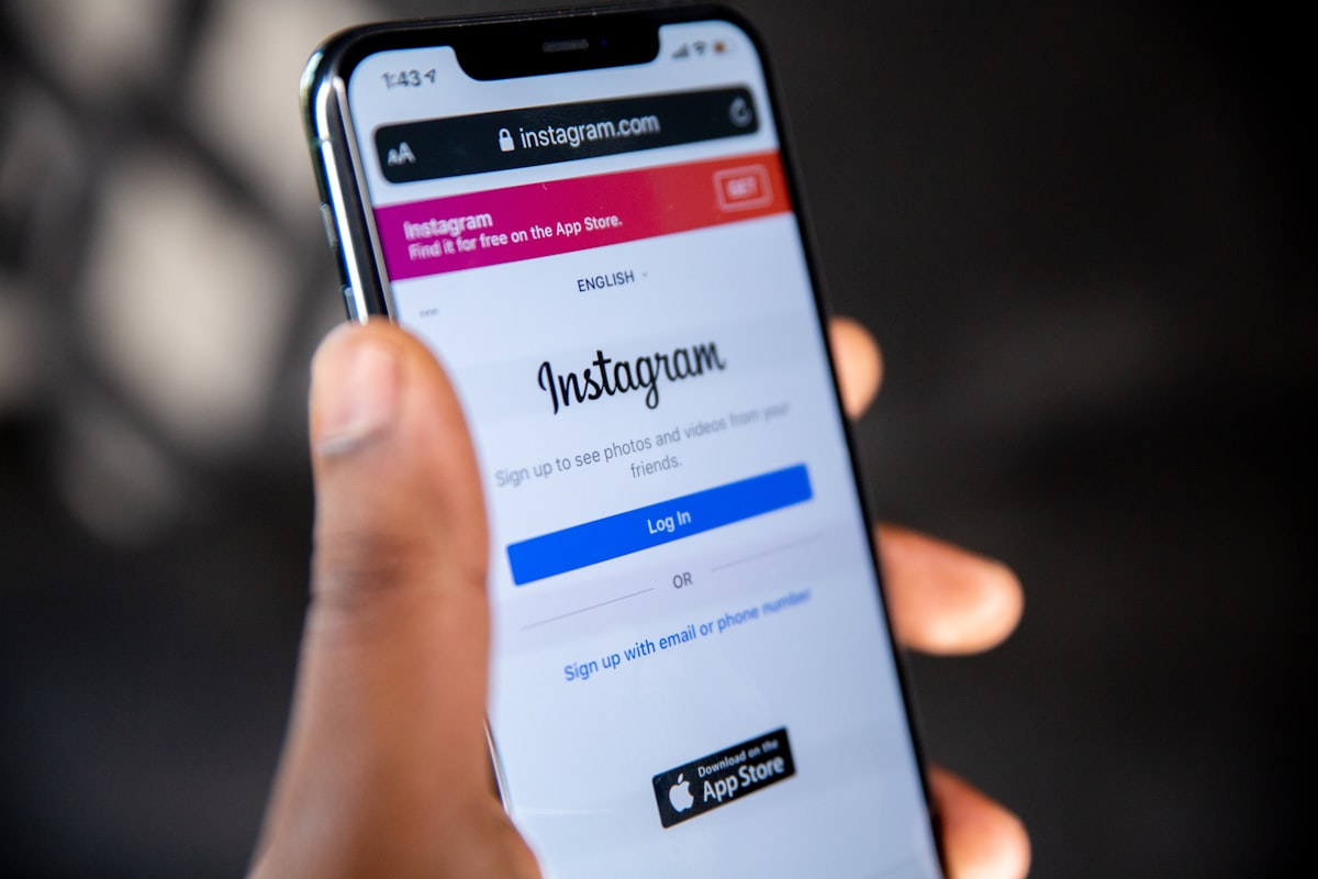 Instagram abierto en el teléfono de una clienta