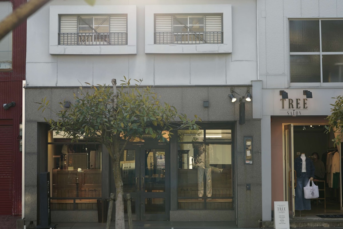 Fachada de un salón vista desde la calle